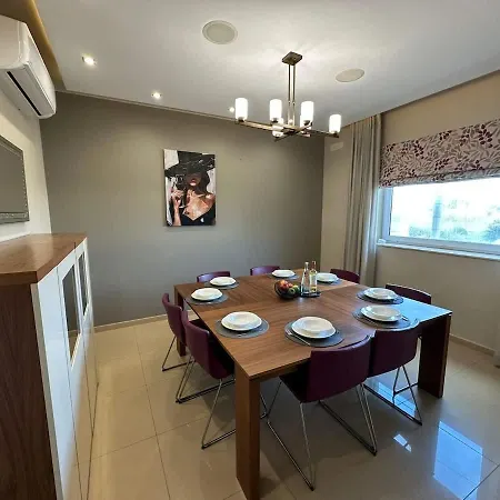 Ferienhaus With Pool Garage Games And Gym Naxxar